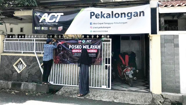 Tim ACT Pekalongan tengah memasang spanduk posko wilayah peduli bencana Semeru (08/12)