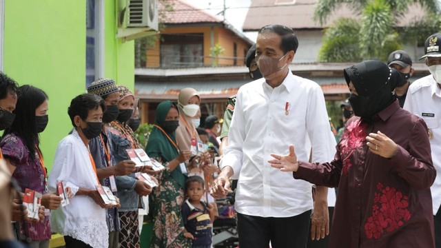 Mensos Tri Rismaharini mendampingi Presiden Jokowi dalam kunjungan kerja ke Sintang, Kabupaten Sintang, Kalimantan Barat, Rabu (8/12). Foto: Kemensos RI