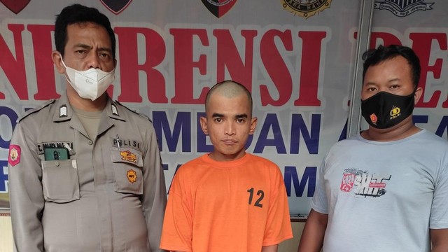 Polisi saat memaparkan kasus pebetor di Medan yang serang temannya dengan pisau karena menagih utang. Foto: Dok. Istimewa