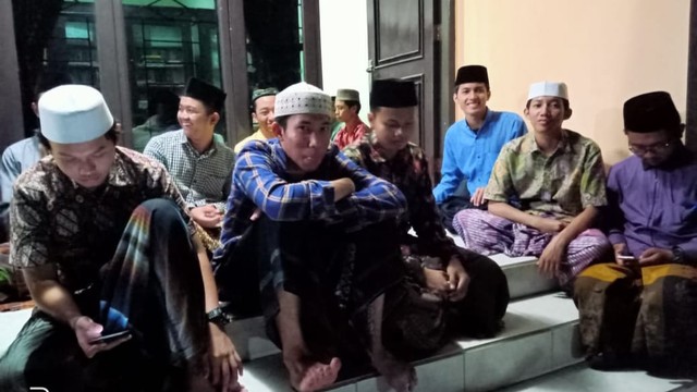 Sekelompok santri terlihat sedang duduk bersama dan bercanda riang satu sama lain. Sumber : Dokumentasi