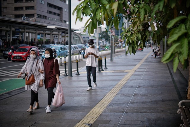 Warga berjalan di Kawasan MH. Thamrin, Jakarta. Foto: Jamal Ramadhan/kumparan