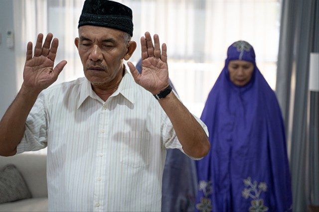 Ilustrasi menunaikan salat qasar. Foto: dok. ferlistockphoto di Unsplash