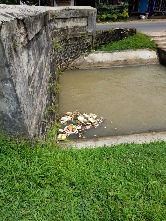 Pembuangan sampah disungai Dusun Kalisat. Foto. Dok. Penulis