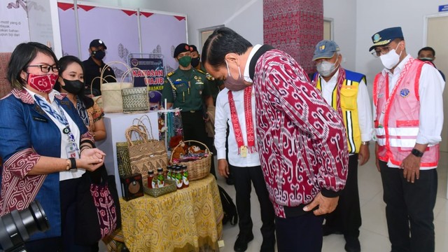 Saat Jokowi Kepincut Jaket Bomber Motif Khas Dayak Sintang (15321)