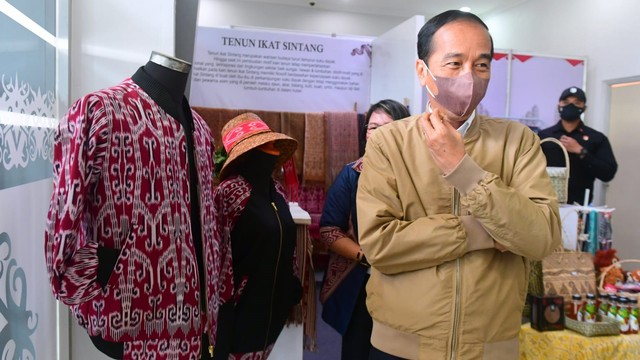 Saat Jokowi Kepincut Jaket Bomber Motif Khas Dayak Sintang (15327)