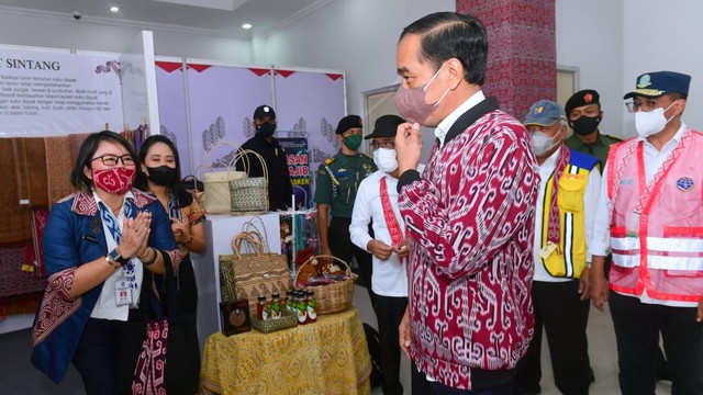Saat Jokowi Kepincut Jaket Bomber Motif Khas Dayak Sintang (15324)