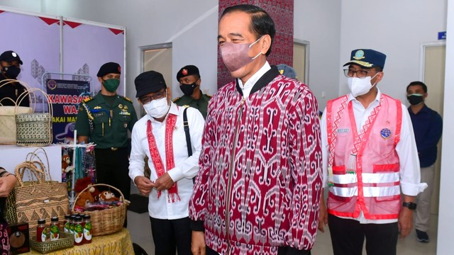 Saat Jokowi Kepincut Jaket Bomber Motif Khas Dayak Sintang (15326)