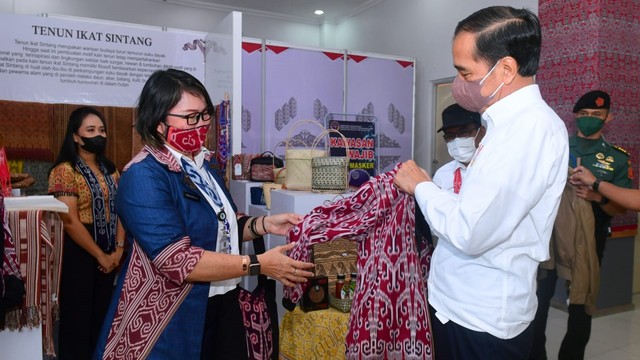 Saat Jokowi Kepincut Jaket Bomber Motif Khas Dayak Sintang (15320)