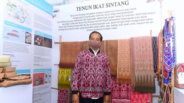 Saat Jokowi Kepincut Jaket Bomber Motif Khas Dayak Sintang (15322)