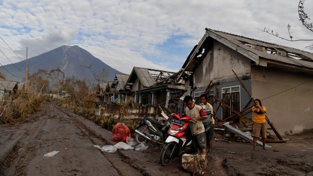 Foto: Wajah Gunung Semeru Sebelum Dan Sesudah Erupsi | Kumparan.com