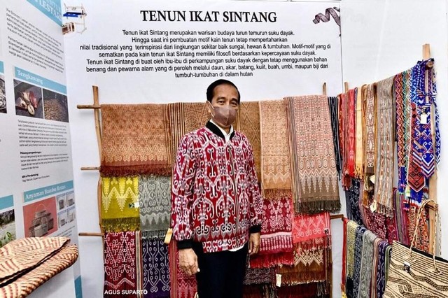 Segini Harga Jaket Bomber Khas Dayak yang Dipakai Jokowi saat Kunker di Sintang (10446)