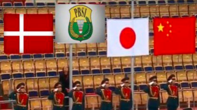 Bendera merah putih diganti dengan bendera PBSI saat seremoni penyerahan juara Piala Thomas 2020 pada Oktober 2021 di Denmark. Foto: /Twitter @20haee/