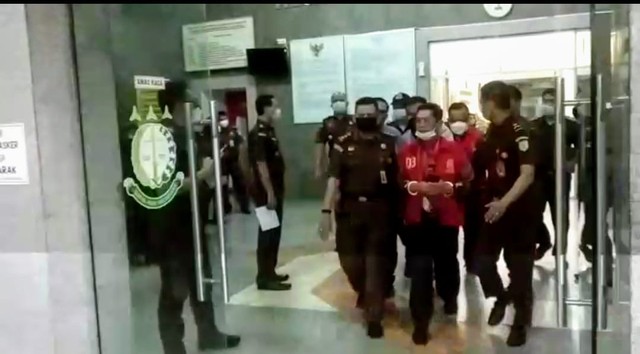 Terdakwa saat menggunakan rompi tahanan beberapa waktu yang lalu. (Foto. Istimewa)