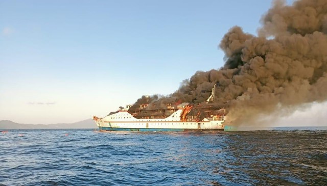 Kapal KM Karya Indah terbakar di perairan Sanana, Kepulauan Sula. Foto: Istimewa