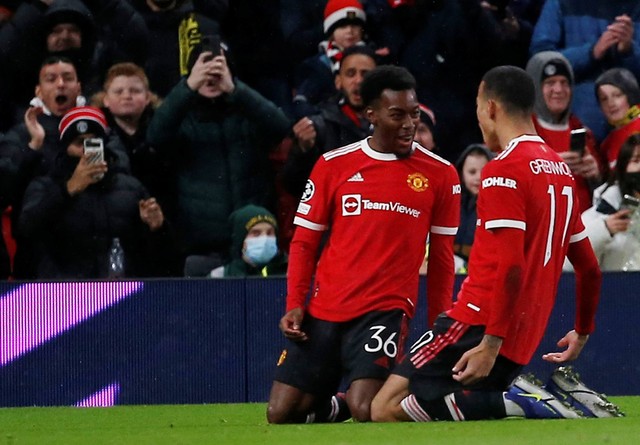 Pemain Manchester United Mason Greenwood merayakan gol pertama mereka bersama Anthony Elanga saat melawan Young Boys di Old Trafford, Manchester, Inggris. Foto: Craig Brough/Reuters