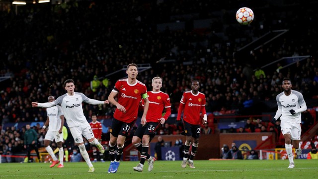 Pemain Young Boys Fabian Rieder mencetak gol pertama mereka saat melawan Manchester United di Old Trafford, Manchester, Inggris. Foto: Craig Brough/Reuters