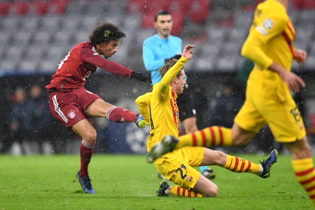 Pemain Bayern Muenchen Leroy Sane mencetak gol kedua saat pertandingan melawan FC Barcelona di Allianz Arena, Munich, Jerman. Foto: Andreas Gebert/Reuters