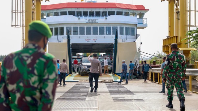 Pemeriksaan vaksinasi bagi penumpang kapal yang tiba di Pelabuhan Ulee Lheu, Banda Aceh dari Sabang. Foto: Suparta/acehkini   