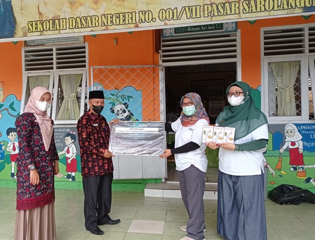 Yusriwiati, Spesialis Pembelajaran SMP (kedua dari kanan) dan Fitria Hima Mahligai, Spesialis Pembelajaran SD dari Tanoto Foundation Jambi menyerahkan secara simbolis hand washing station dan thermogun kepada Kepala Dinas Pendidikan dan Kebudayaan Kab. Sarolangun, Helmi, S.H., M.H.