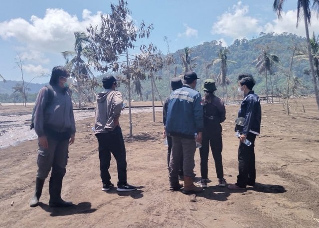 Relawan Pendamping PPKPC-RSLI bersama Kompartemen Kebencanaan IKA ITS meninjau lokasi terjadinya erupsi Gunung Semeru.