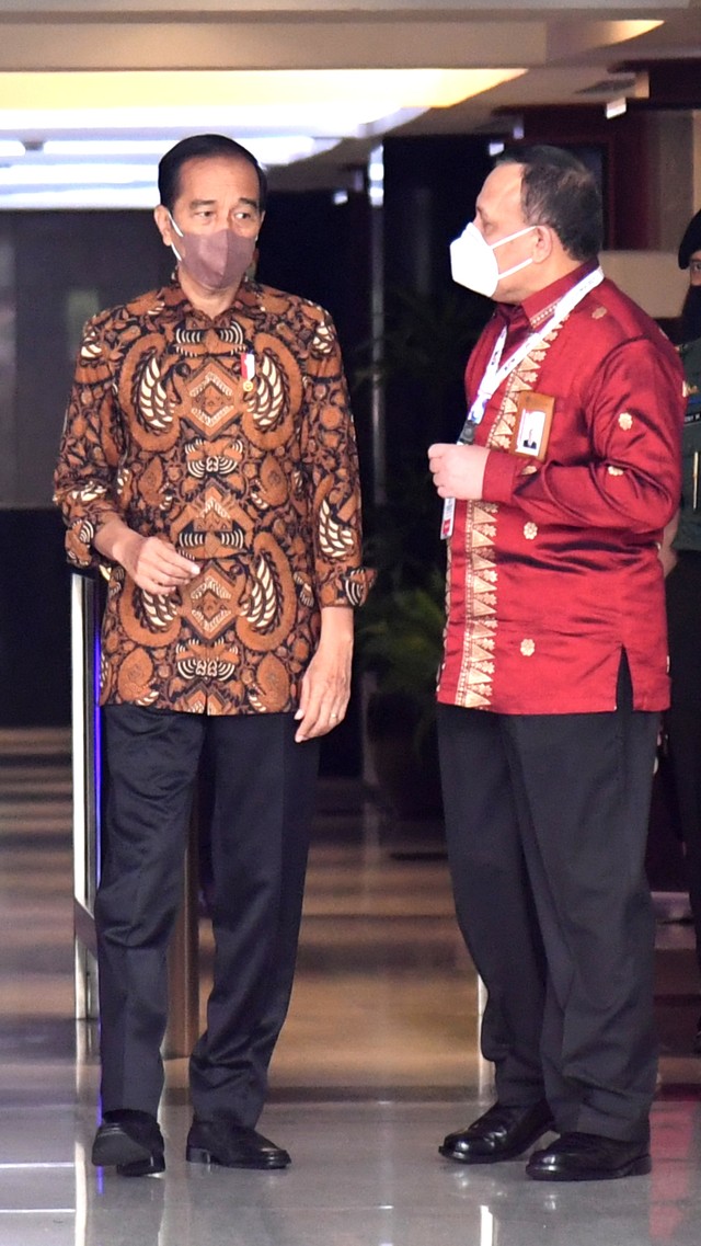 Presiden Joko Widodo bersama Ketua KPK Firli Bahuri usai menghadiri Peringatan Hari Anti Korupsi Sedunia (Hakordia) 2021 di Gedung KPK, Jakarta, Kamis (9/12).
 Foto: Rusman/Biro Pers Sekretariat Presiden