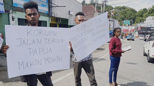 Aksi turun ke jalan KOMPAK melawan korupsi di tanah Papua. (BumiPapua.com/Katharina)