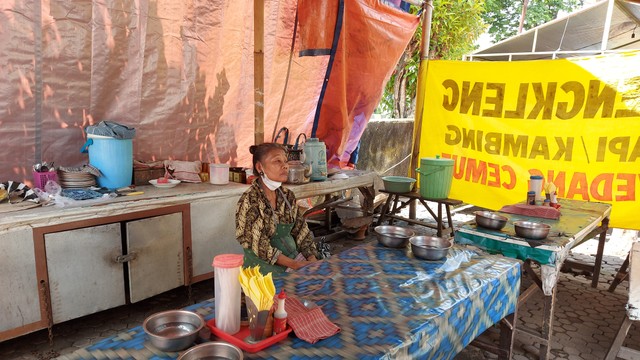 Warung tengkleng Bu Harsi di Solo Baru yang viral di media sosial. FOTO: Fernando Fitusia