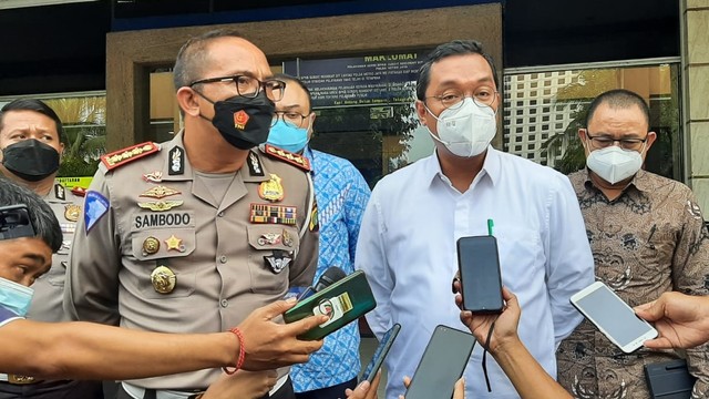 Dirlantas Polda Metro Jaya Kombes Pol Sambodo Purnomo Yogo (kiri) bersama Dirut TransJakarta Mochammad Yana Aditya (kanan) di Mapolda Metro Jaya. Foto: Dok. Istimewa