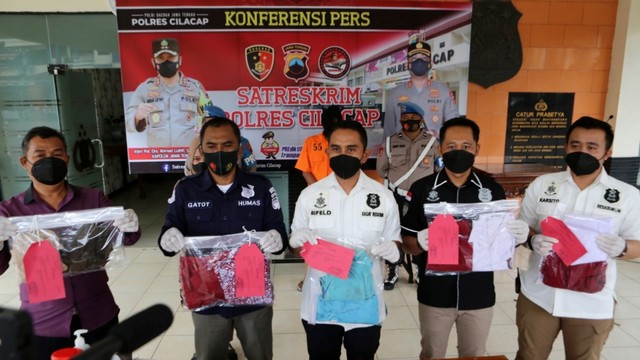 Konferensi pers kasus guru yang mencabuli siswinya, di Mapolres Cilacap, Kamis (9/12). Foto: Dok. Istimewa