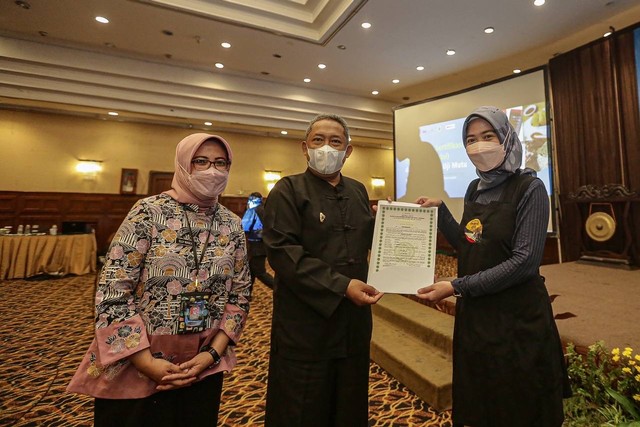 Pemkot Bandung Berikan 150 Sertifikasi Halal dan 79 Sertikat Uji Mutu Kepada IKM