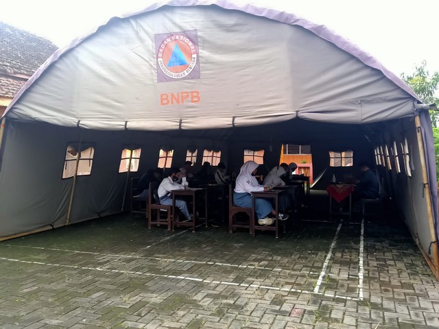 Siswa SMK Islam Ma'arif Kota Malang menjalani ujian di bawah tenda. Foto: dok SMK Islam Ma'arif Kota Malang