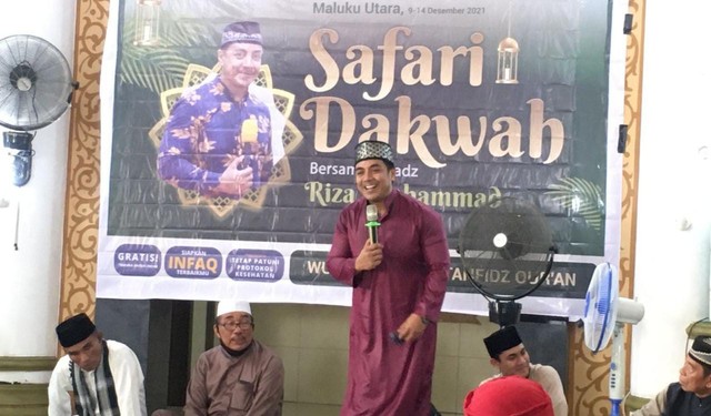 Ustaz Riza Muhammad saat ceramah di Masjid Al-Fajri, Toboko, Kota Ternate, Maluku Utara. Foto: Rian/JMG-cermat