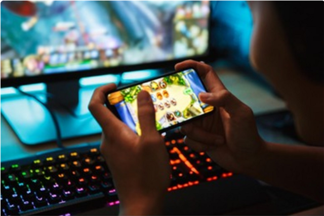 Foto orang bermain game. (Sumber: Shutterstock).
