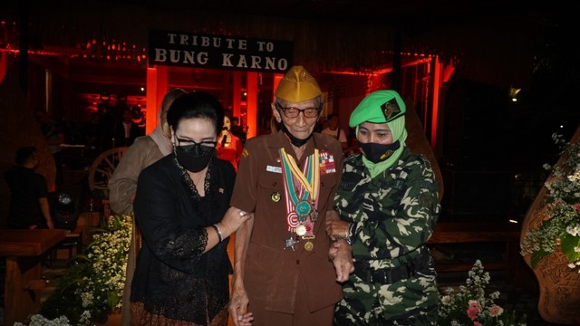 Pengawal Ir Sukarno, Kapten CPM (Purn) Sanjoto, saat menghadiri acara Tribute to Bung Karno di Kota Semarang.
 Foto: Dok. Istimewa