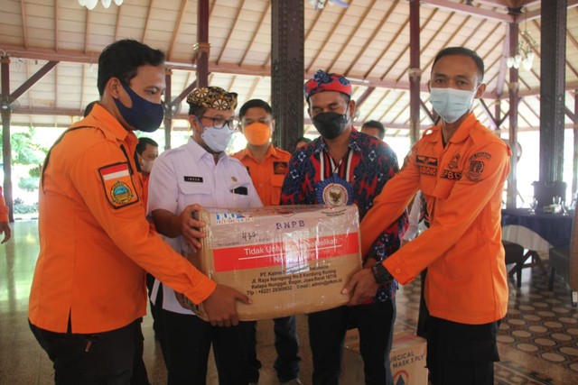 Penyerahan bantuan APD dari BNPB kepada Pemkab Cirebon. FOTO: Diskominfo Cirebon