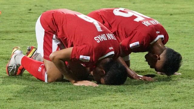 Pemain Timnas Indonesia Evan Dimas (kiri) dan Irfan Jaya (kanan) bersujud syukur usai menjebol gawang Kamboja dalam pertandingan grup B Piala AFF 2020 di Stadion Bishan, Singapura, Kamis (9/12/21). Foto: Humas PSSI/Antara Foto