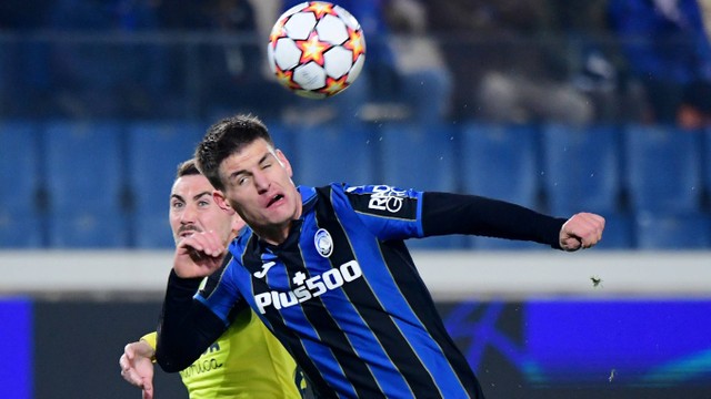 Pemain Atalanta Joakim Maehle duel dengan pemain Villarreal Moi Gomez di Stadio Atleti Azzurri, Bergamo, Italia. Foto: Alberto Lingria/Reuters