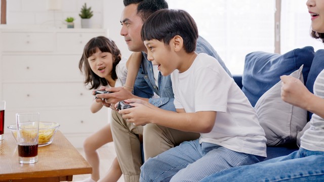 Ilustrasi bermain FIFA 22 bersama keluarga. Foto: Shutterstock