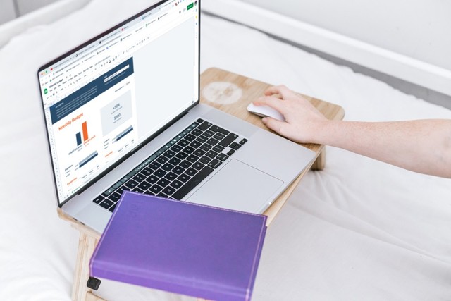 Ilustrasi membuat laporan keuangan di Excel. Foto: Unsplash