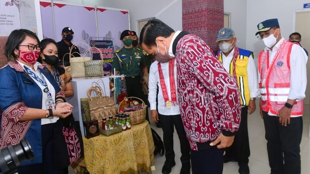 Cerita Lasarus Bujuk Jokowi Beli Jaket Bomber Tenun Ikat Khas Dayak (12400)