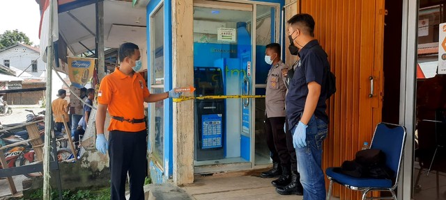 Sat Reskrim Polres Sekadau melakukan oleh TKP di mesin ATM, di Kecamatan Nanga Mahap. Foto: Dok. Polres Sekadau