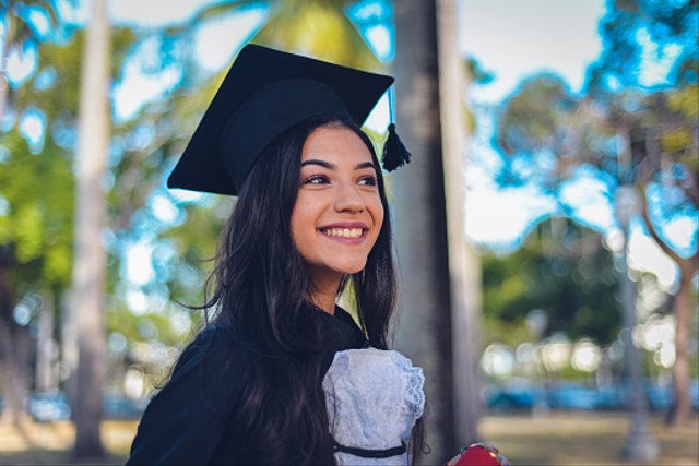 Ilustrasi Hadiah untuk Wisuda. Sumber: Unsplash.