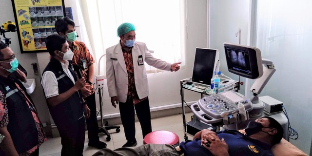 Wamenkes Dante tinjau alat USG di layanan kesehatan di Boyolali, Jumat (10/12). Foto: Annisa Thahira Madina/kumparan