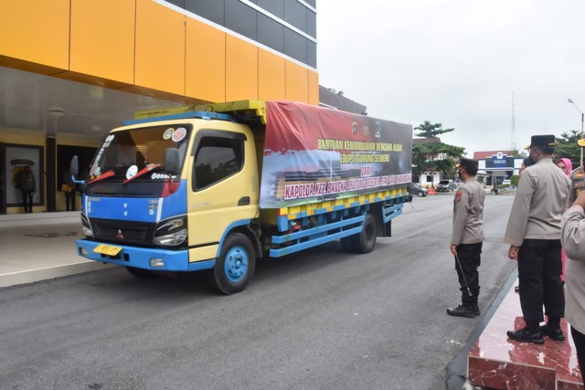Kapolda Bangka Belitung Irjen (Pol) Yan Sultra Indrajaya melepas keberangkatan empat unit truk yang bermuatan bantuan peduli korban bencana erupsi gunung Semeru.
