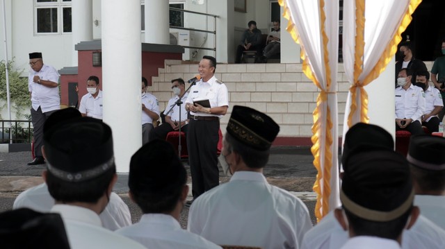 Bupati Belitung Timur, Burhanudin saat bertemu dengan panitia Pilkades tahun 2022.