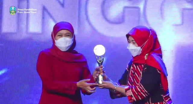 Gubernur Jawa Timur, Khofifah Indar Parawansa menyerahkan penghargaan SMA Awards kepada Kepala Sekolah SMAN 1 Turen, Eny Retno Diwati MPd, di Shangri-La Hotel Surabaya. Foto: dok