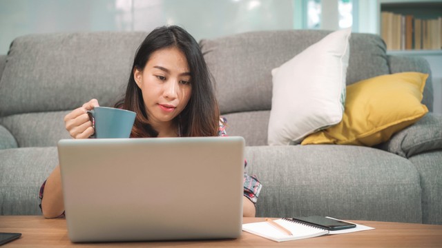 Produktivitas Mahasiswa, view by: https://www.freepik.com/free-photo/young-business-freelance-asian-woman-working-laptop-checking-social-media-drinking-coffee-while-lying-sofa-when-relax-living-room-home_5820696.htm#page=1&query=productive&from_query=produktif&position=7&from_view=search