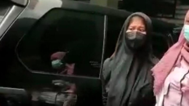Siskaeee Pakai Hijab Saat Ditahan, Tagar #SiskaeeeBukanMuslim Bergema (Foto: Dok Polda DIY)