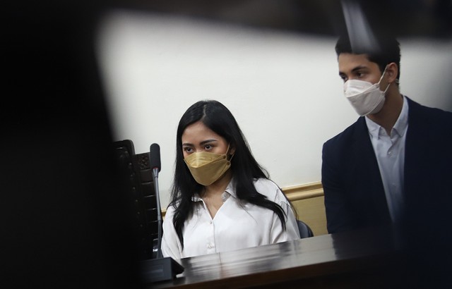 Terdakwa Rachel Vennya bersama Salim Nauderer saat menjalani sidang terkait pelanggaran karantina di Pengadilan Negeri Tangerang, Tangerang, Jumat, (10/12). Foto: Ronny