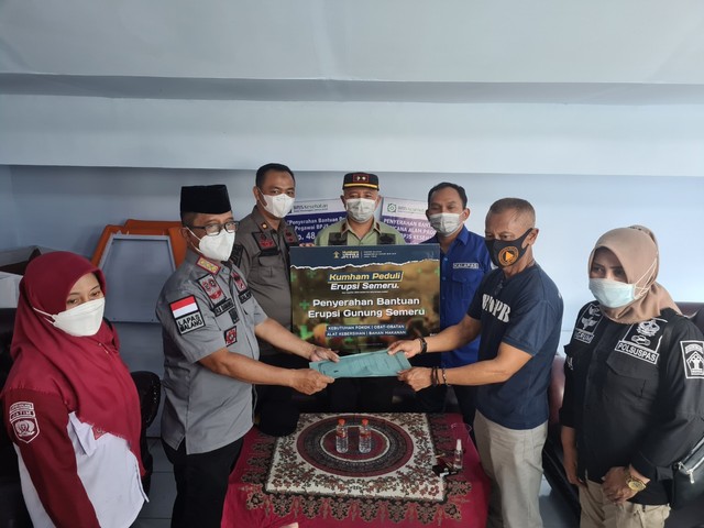 Kalapas I Malang RB Danang Yudiawan memberikan bantuan secara simbolis kepada Kepala Bidang Pencegahan Kesiapsiagaan dan Logistik, M. Wawan Hadi S.